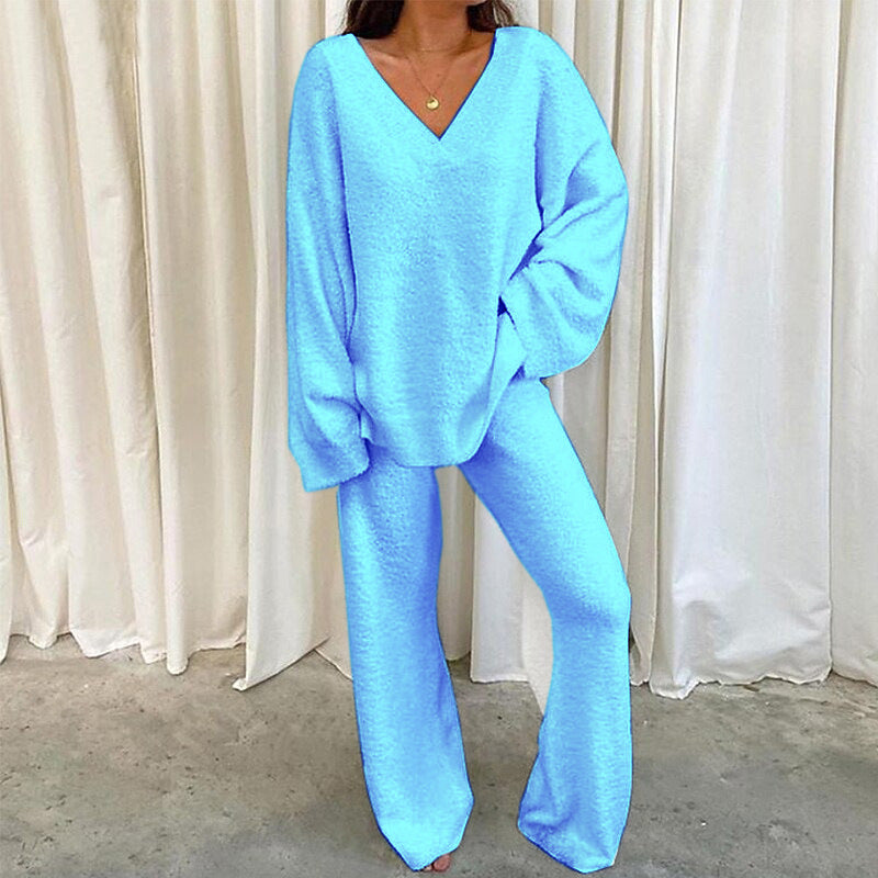 Comfortable and warm solid-color V-neck loungewear two-piece set for winter.
